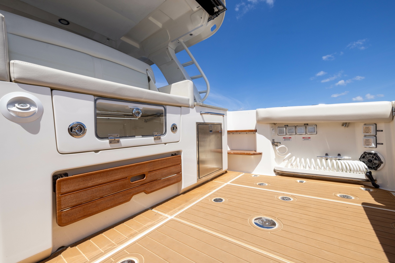 2021 Boston Whaler Realm