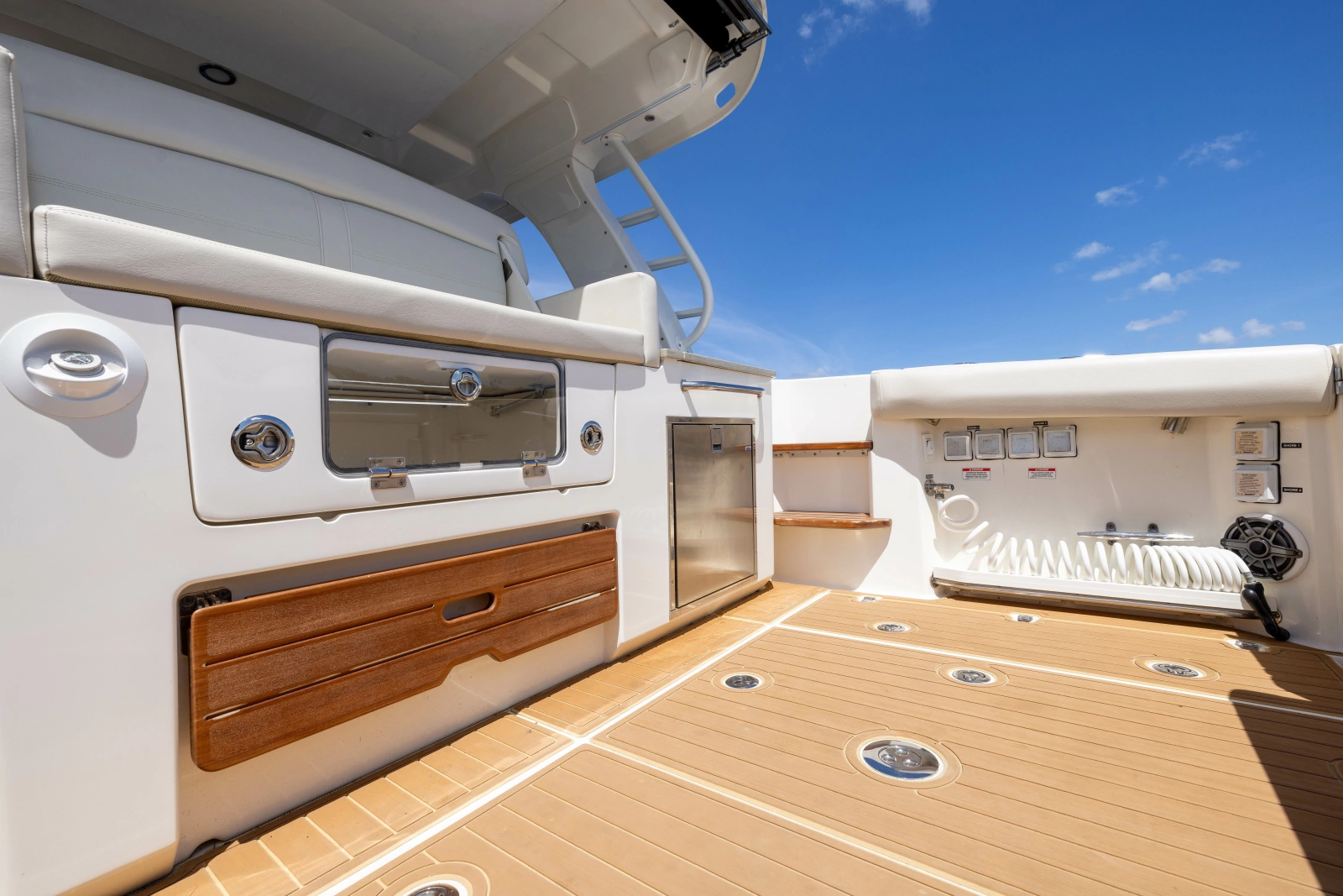 2021 Boston Whaler Realm