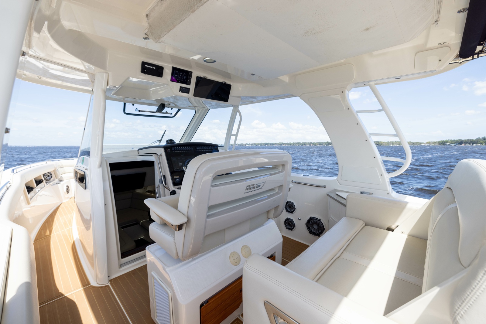 2021 Boston Whaler Realm