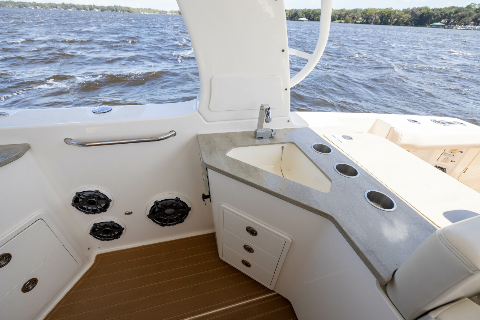 2021 Boston Whaler Realm