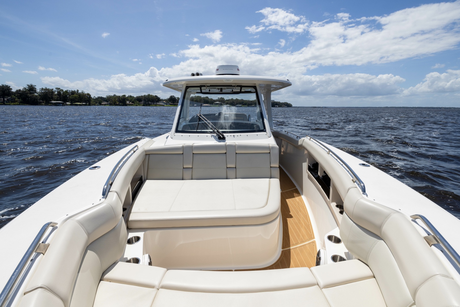 2021 Boston Whaler Realm