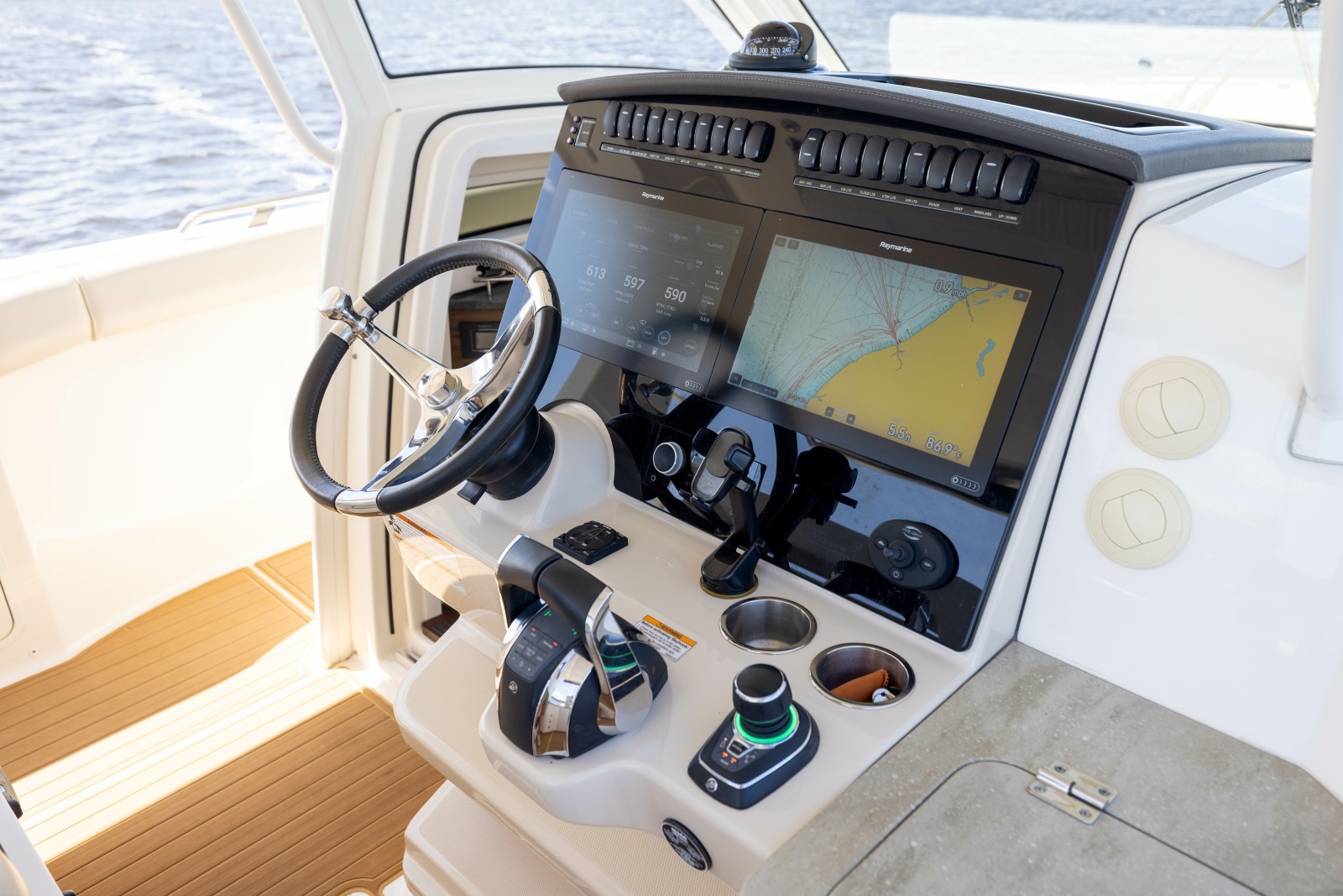 2021 Boston Whaler Realm
