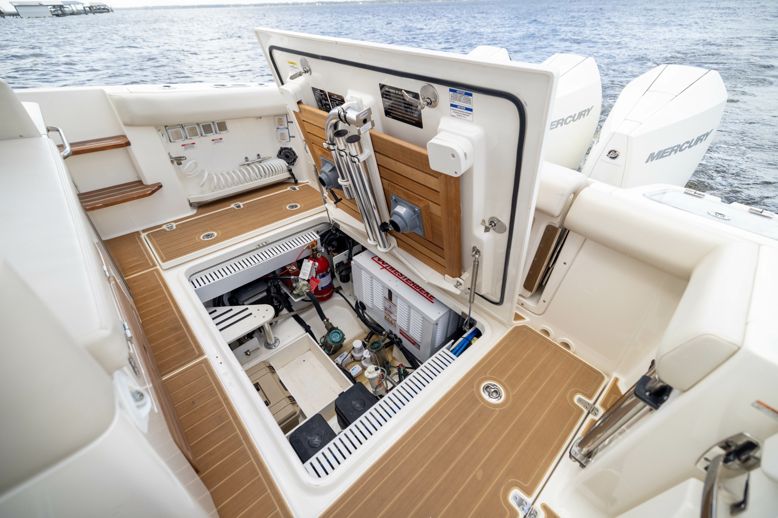 2021 Boston Whaler Realm