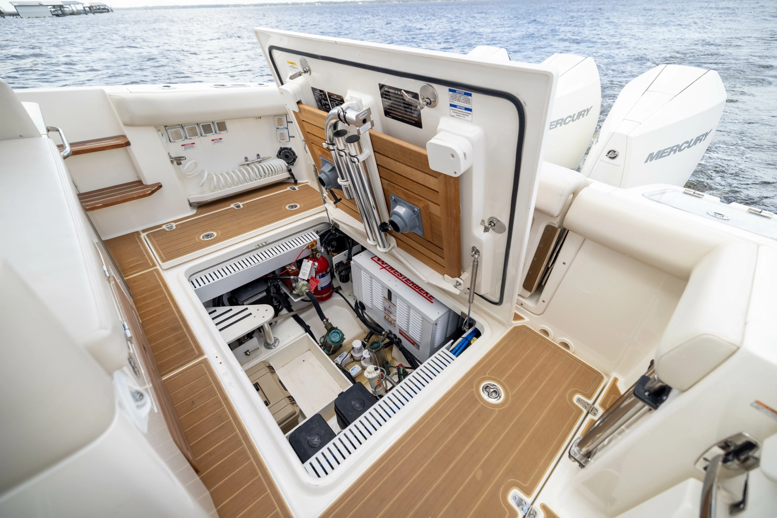 2021 Boston Whaler Realm
