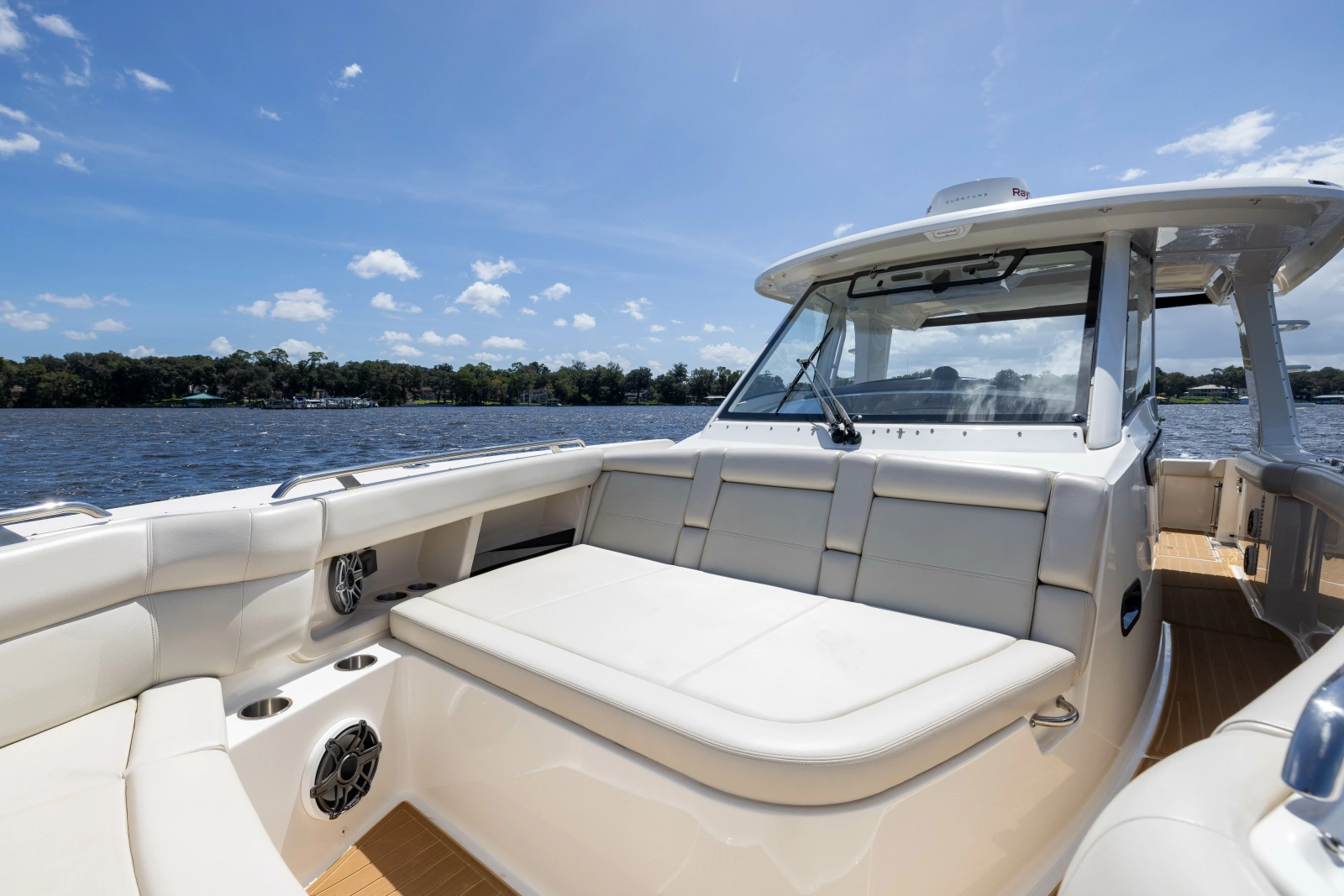 2021 Boston Whaler Realm