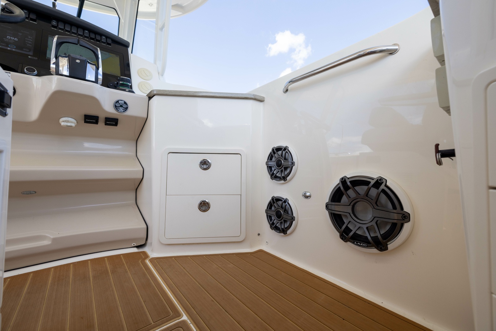 2021 Boston Whaler Realm