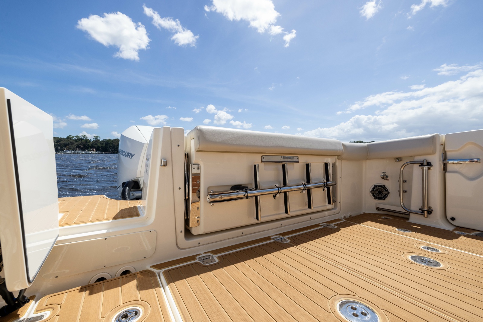 2021 Boston Whaler Realm