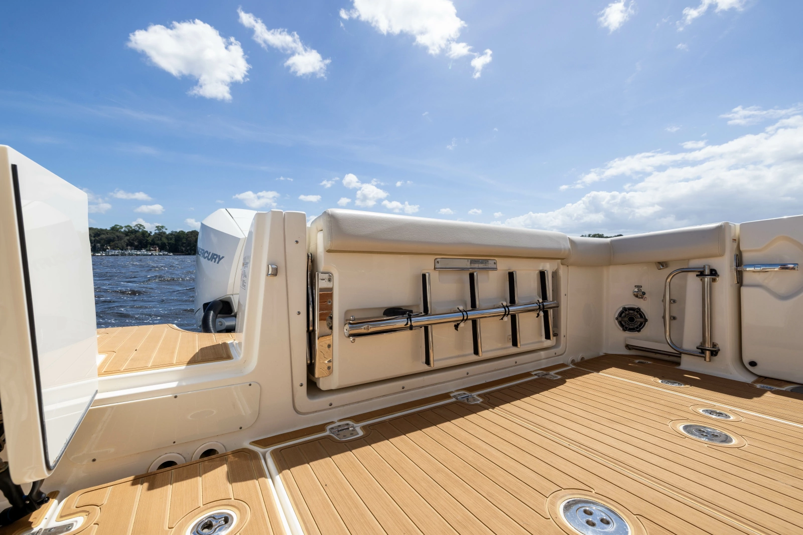 2021 Boston Whaler Realm