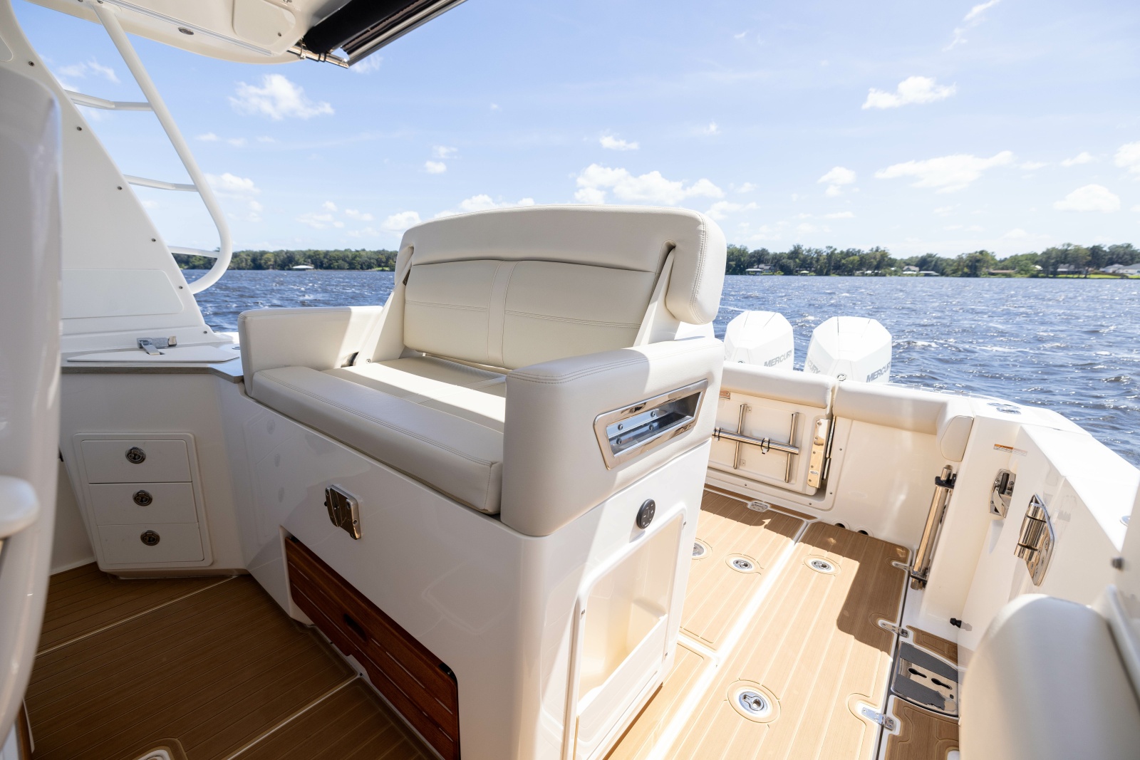 2021 Boston Whaler Realm