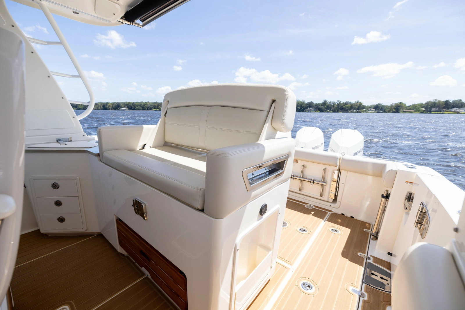 2021 Boston Whaler Realm