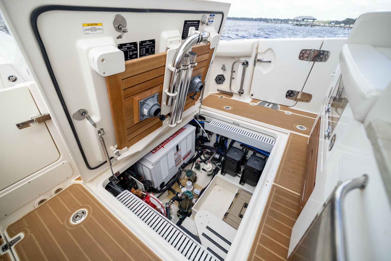 2021 Boston Whaler Realm
