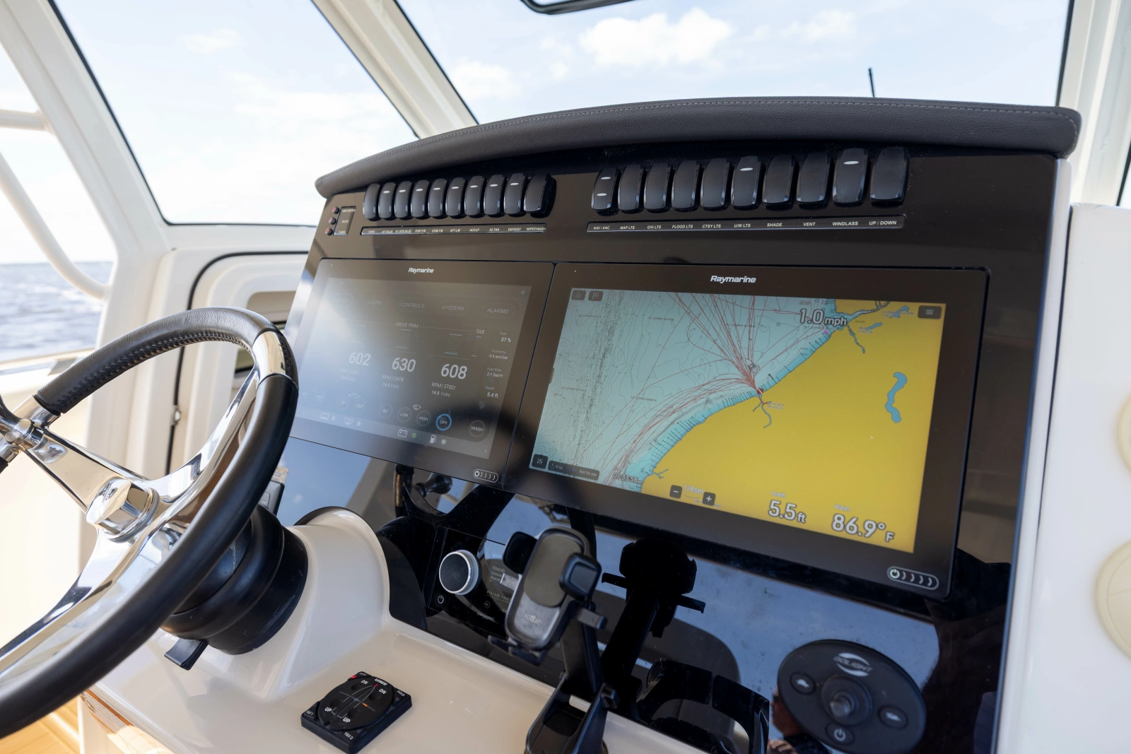 2021 Boston Whaler Realm