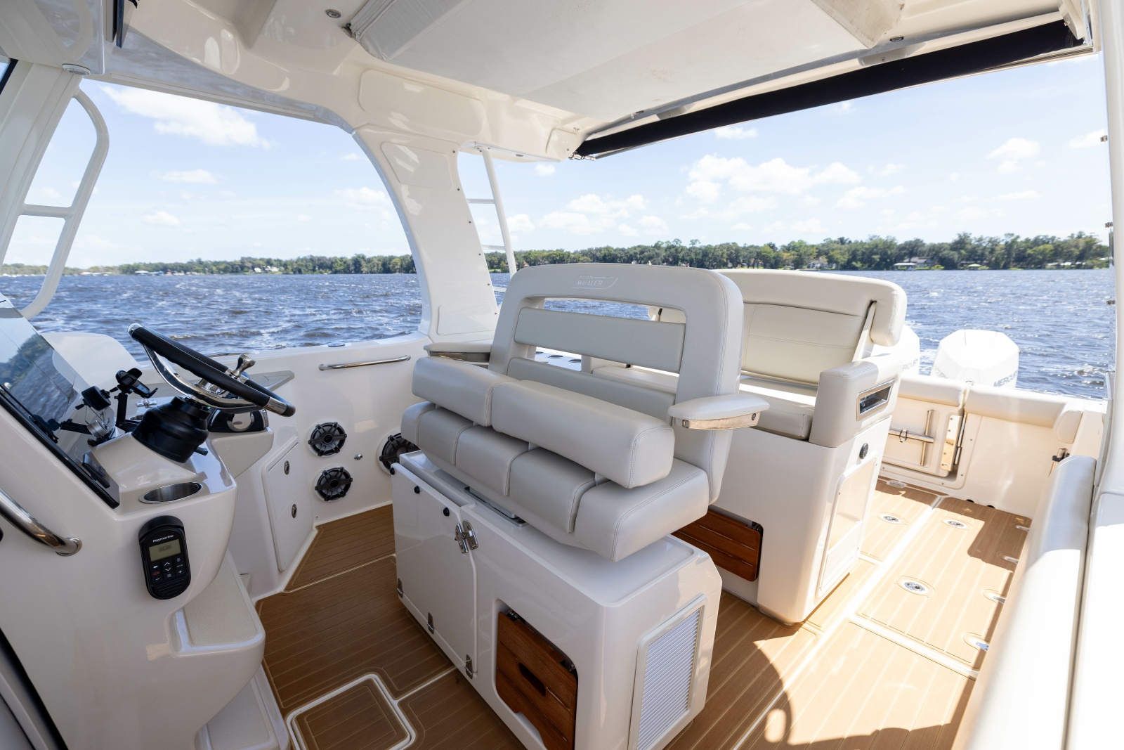 2021 Boston Whaler Realm