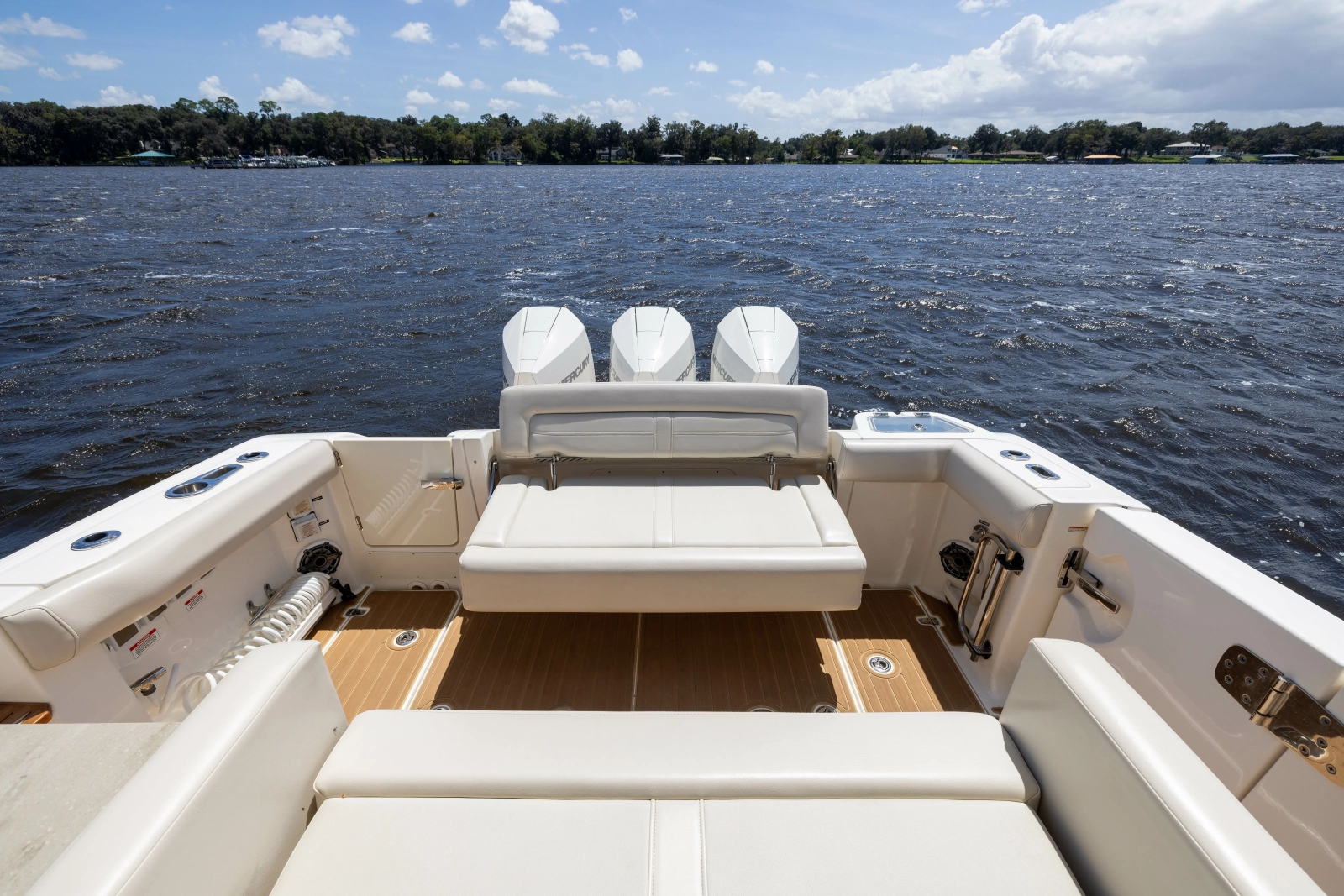 2021 Boston Whaler Realm
