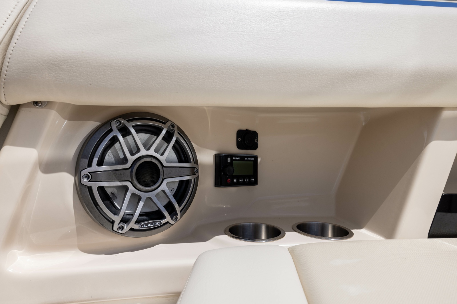 2021 Boston Whaler Realm