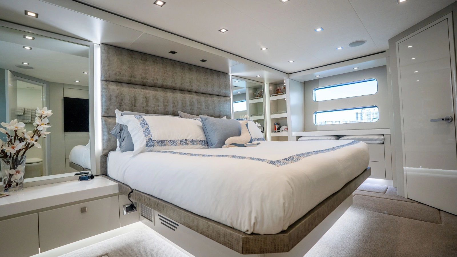 2018 Hatteras M75