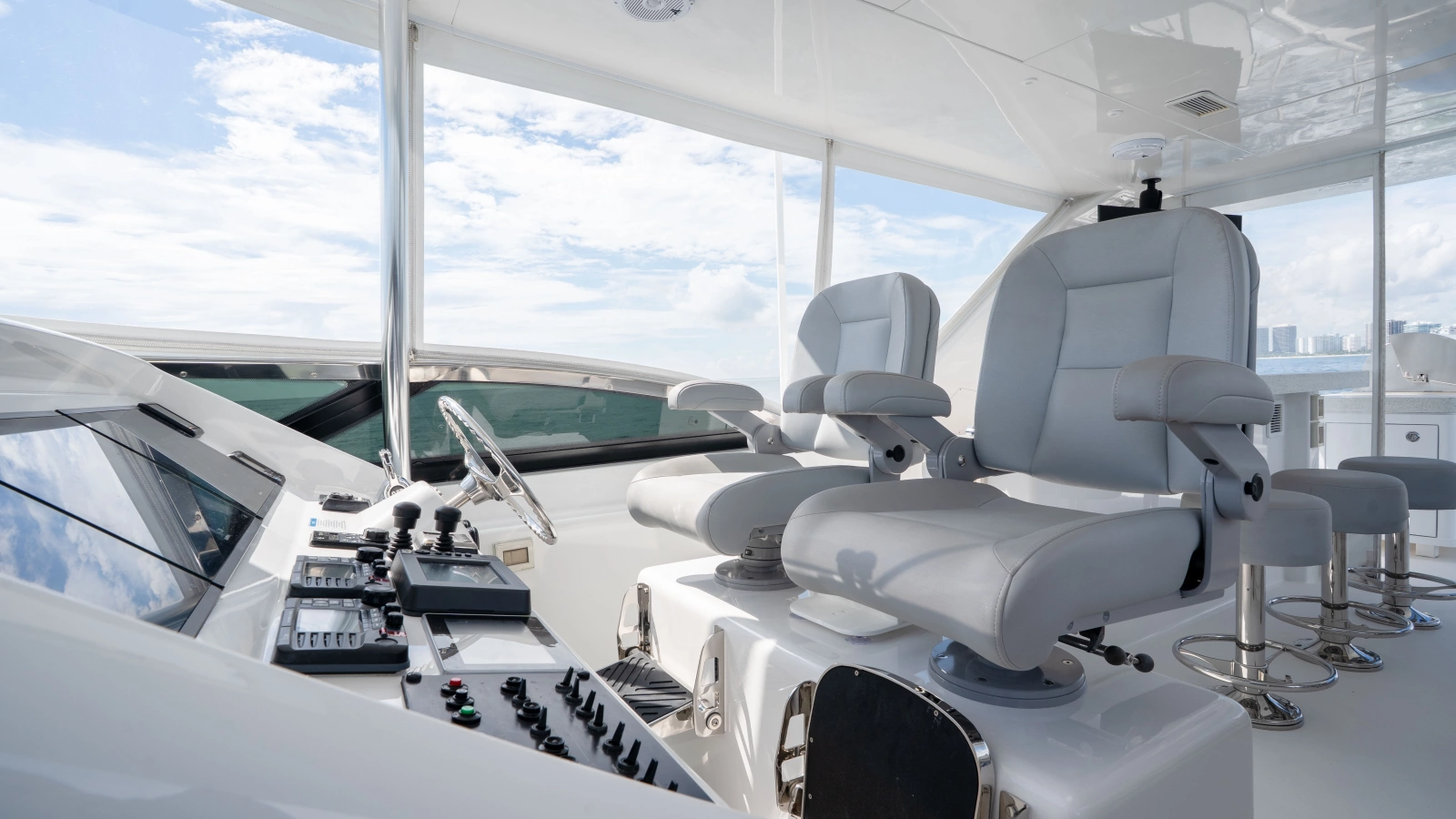 2018 Hatteras M75