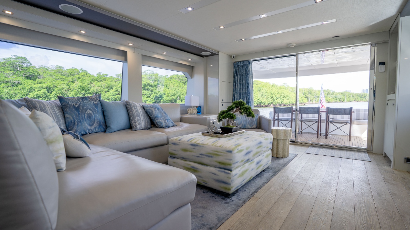 2018 Hatteras M75