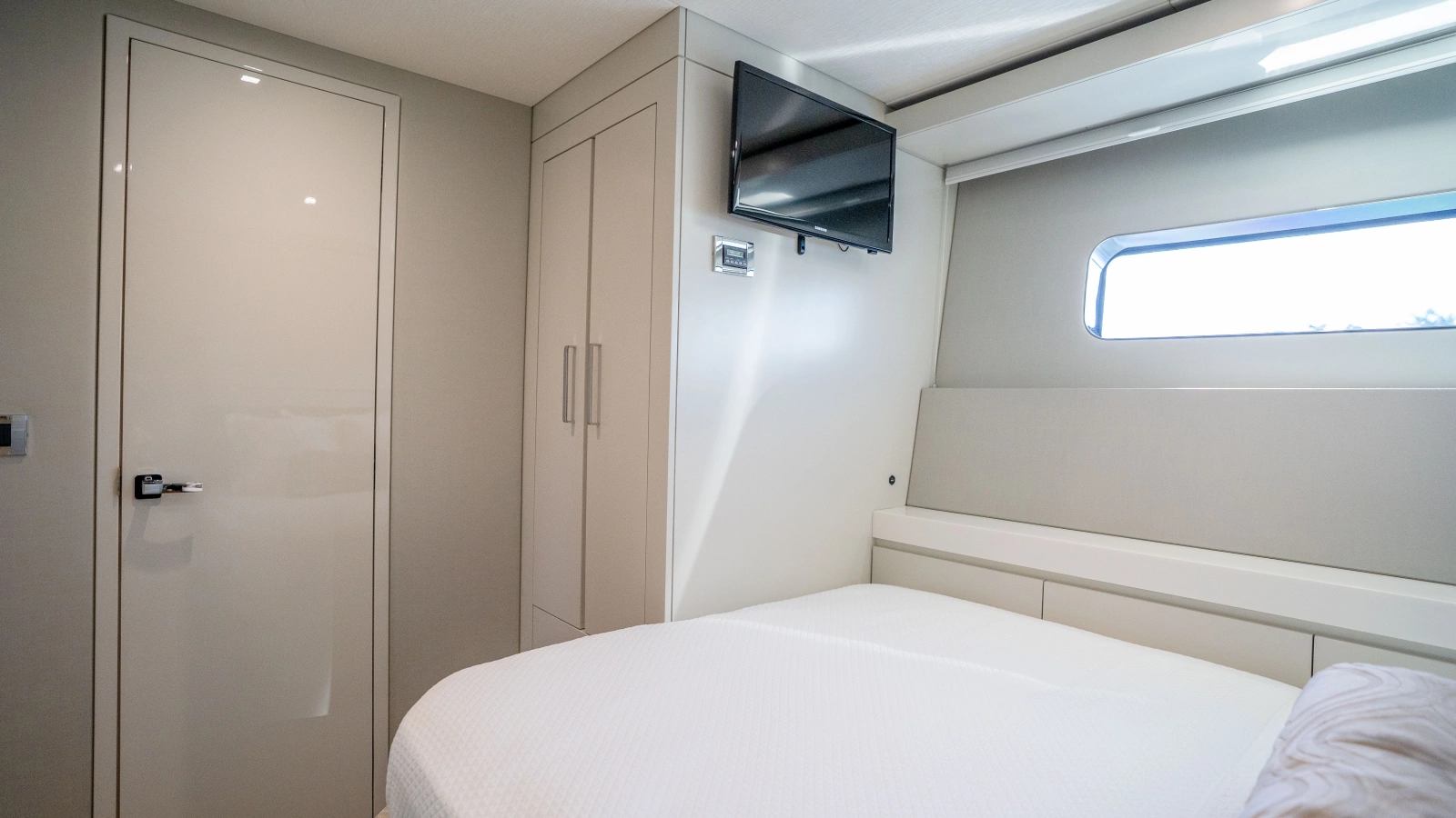 2018 Hatteras M75