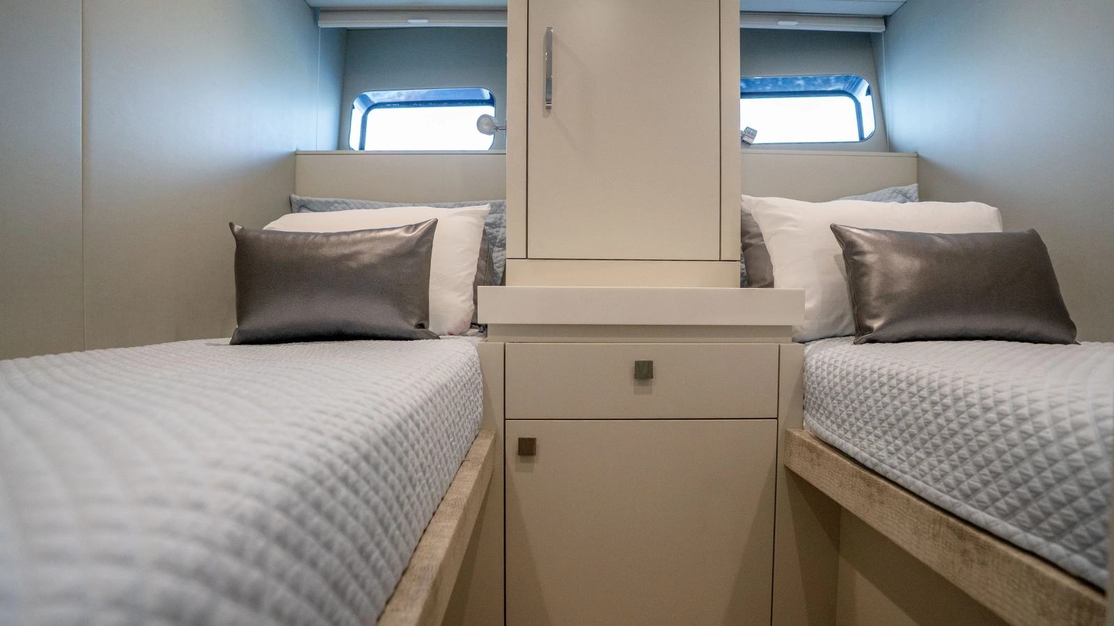 2018 Hatteras M75