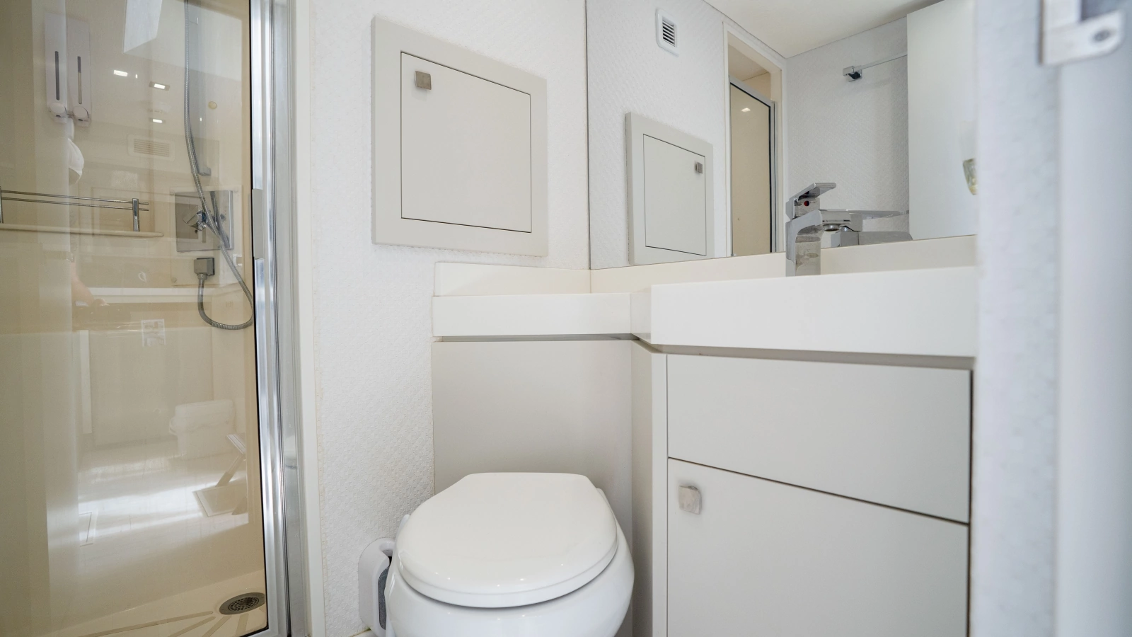 2018 Hatteras M75