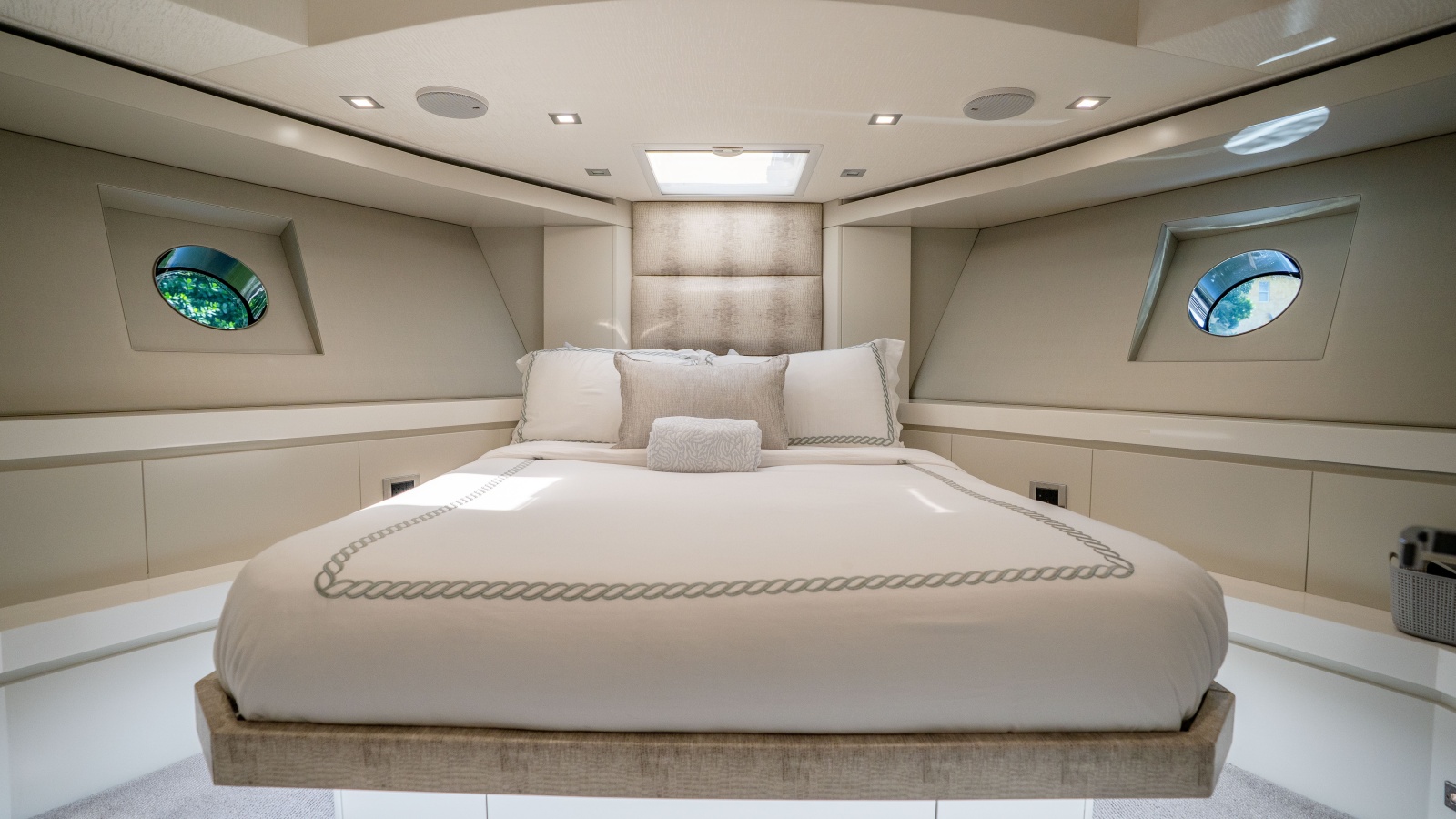 2018 Hatteras M75