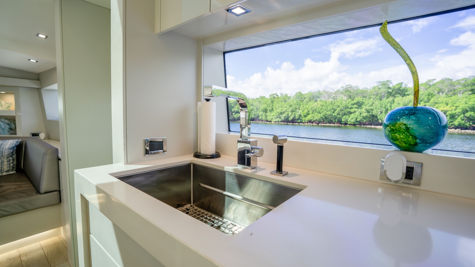 2018 Hatteras M75