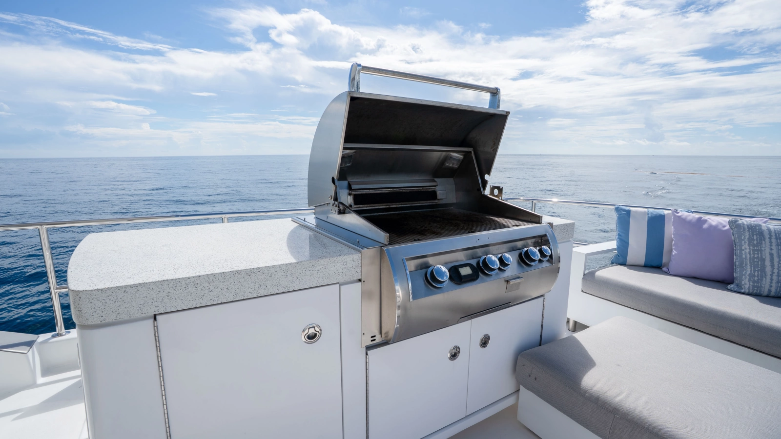 2018 Hatteras M75