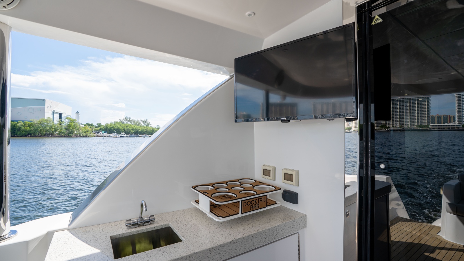 2018 Hatteras M75