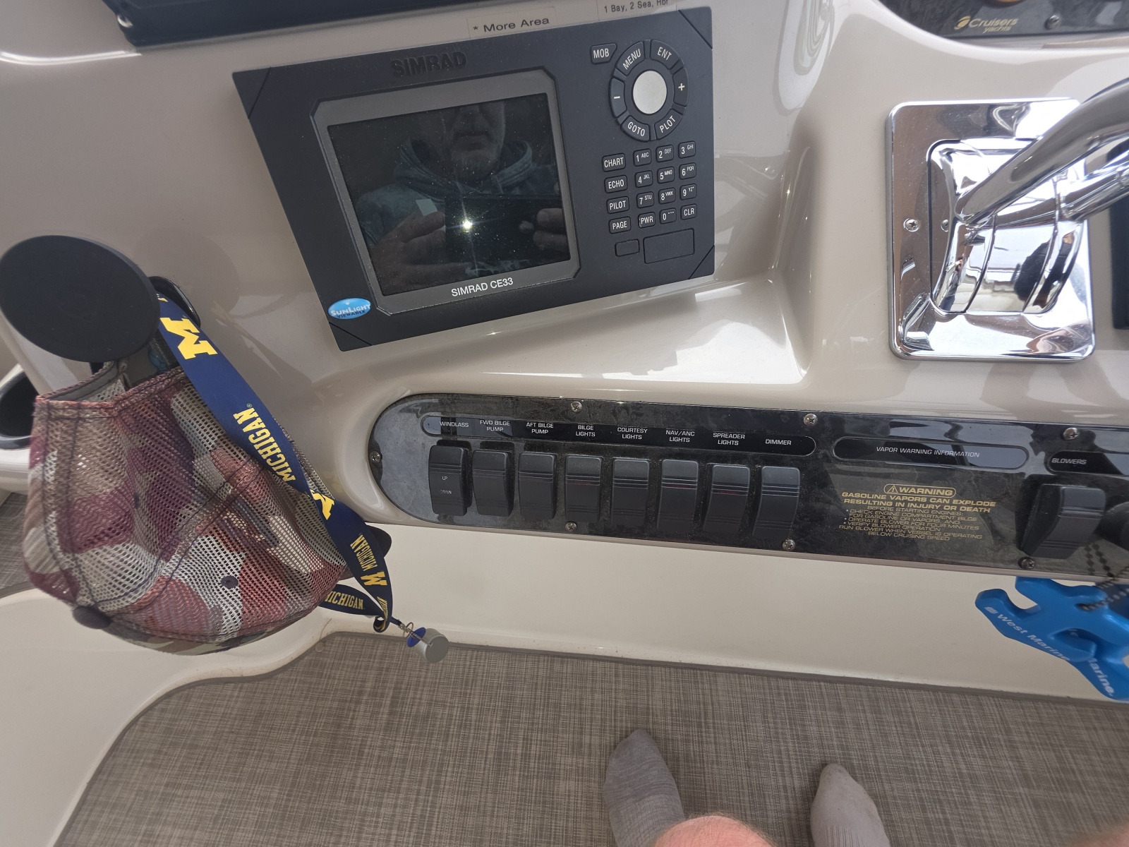 2001 Cruisers Yachts 3572