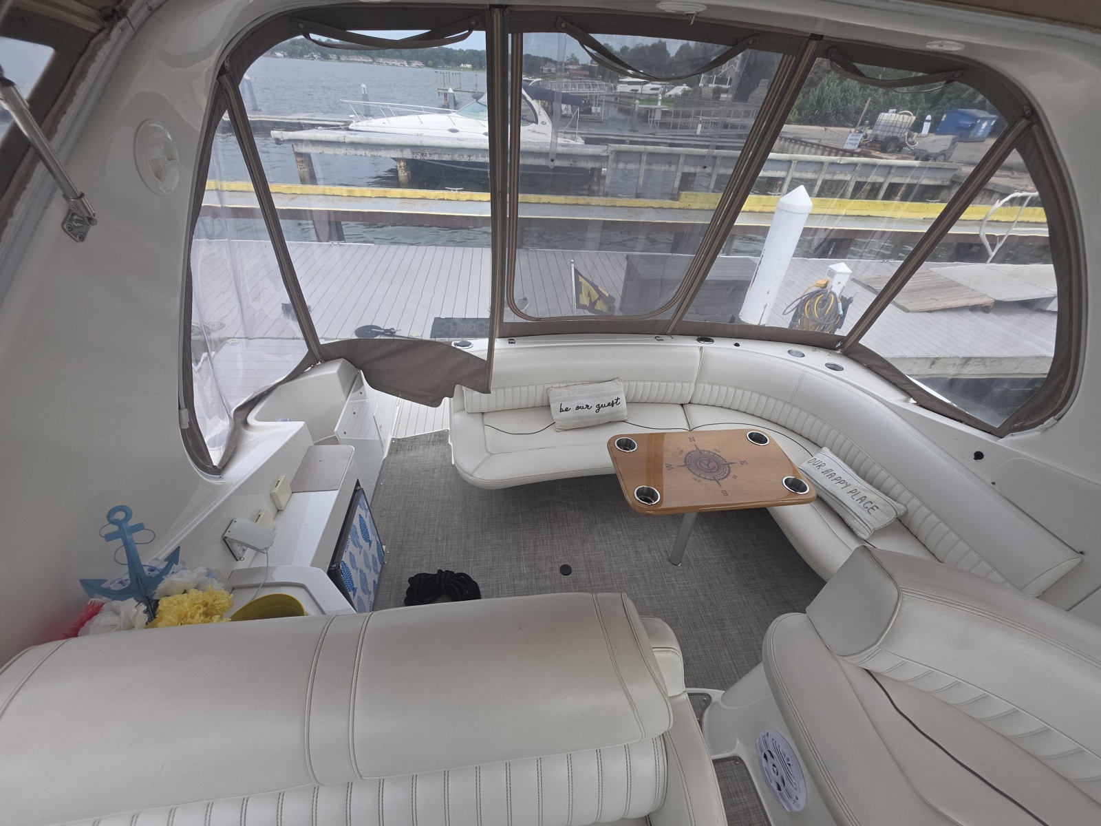 2001 Cruisers Yachts 3572