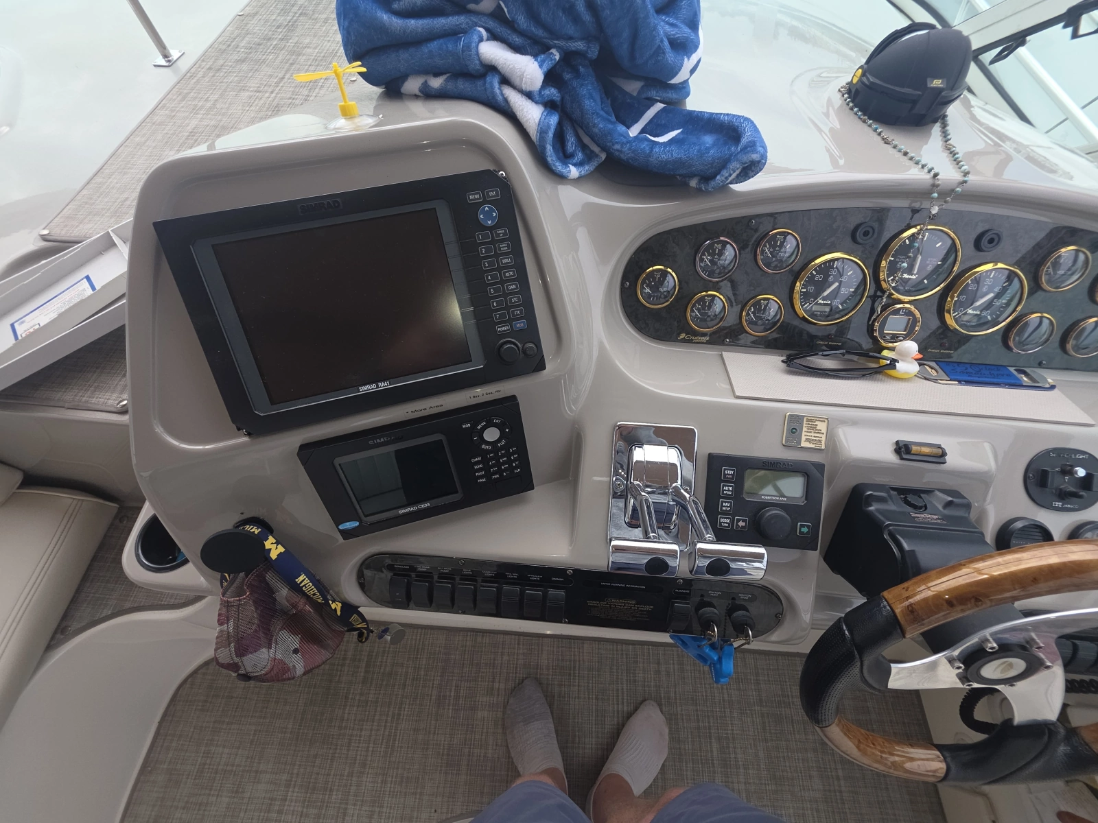 2001 Cruisers Yachts 3572