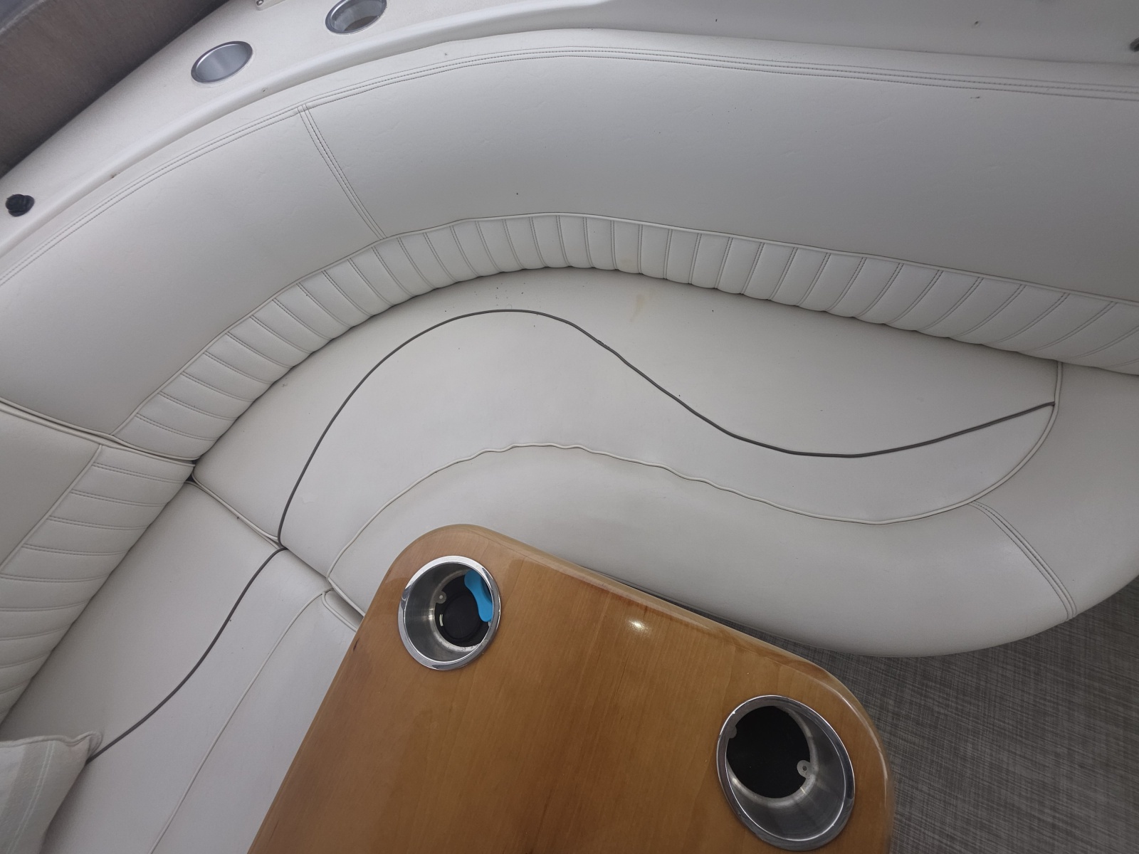 2001 Cruisers Yachts 3572