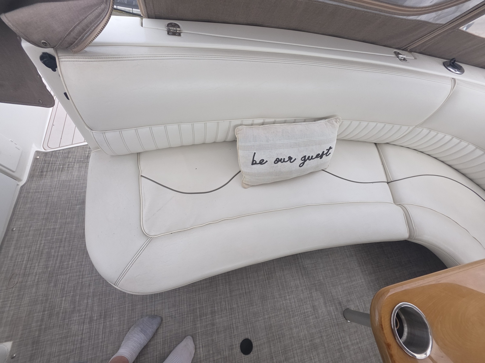 2001 Cruisers Yachts 3572