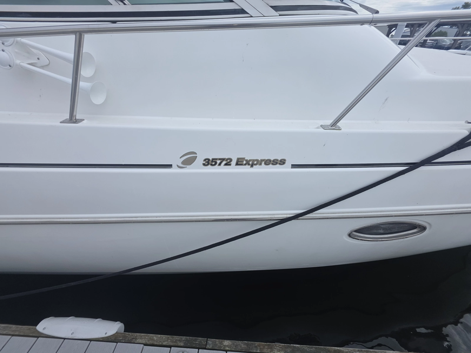 2001 Cruisers Yachts 3572