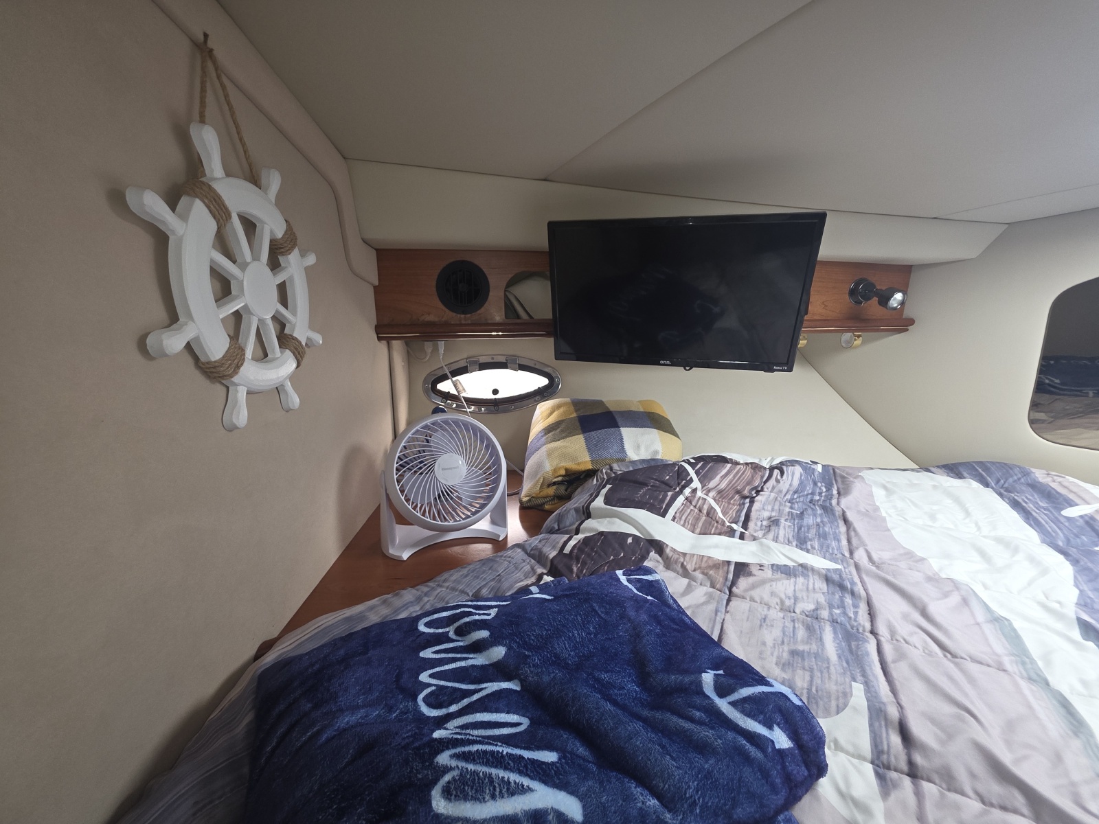 2001 Cruisers Yachts 3572