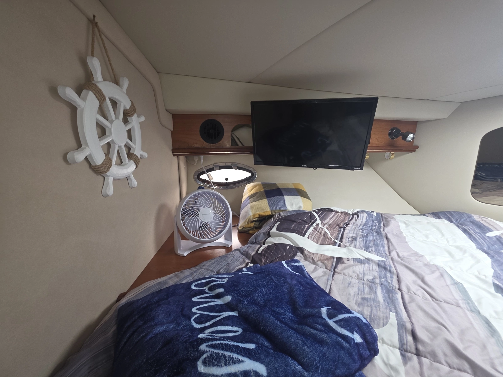 2001 Cruisers Yachts 3572