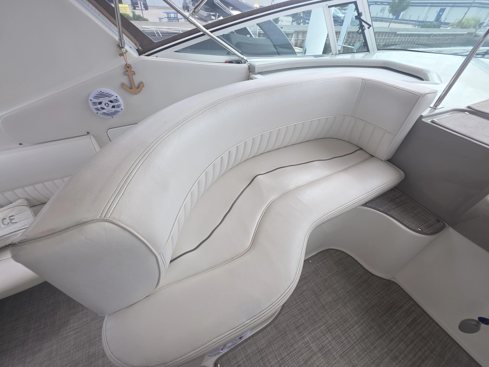 2001 Cruisers Yachts 3572