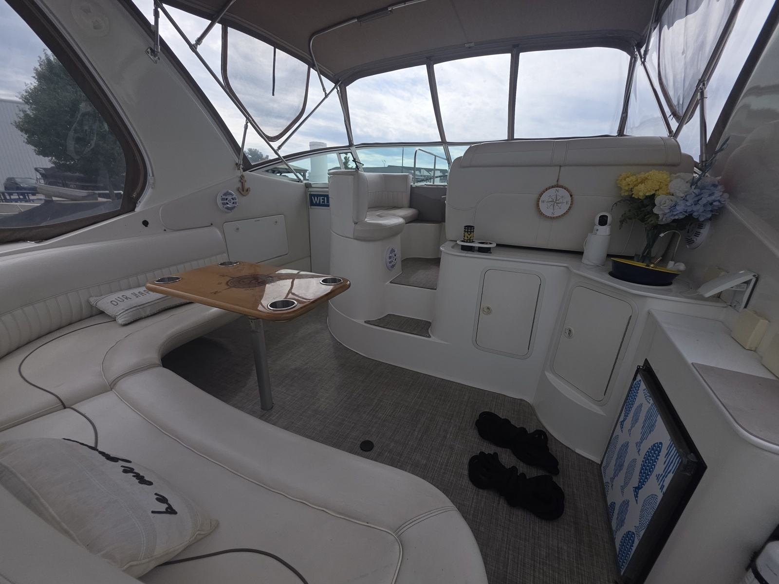 2001 Cruisers Yachts 3572