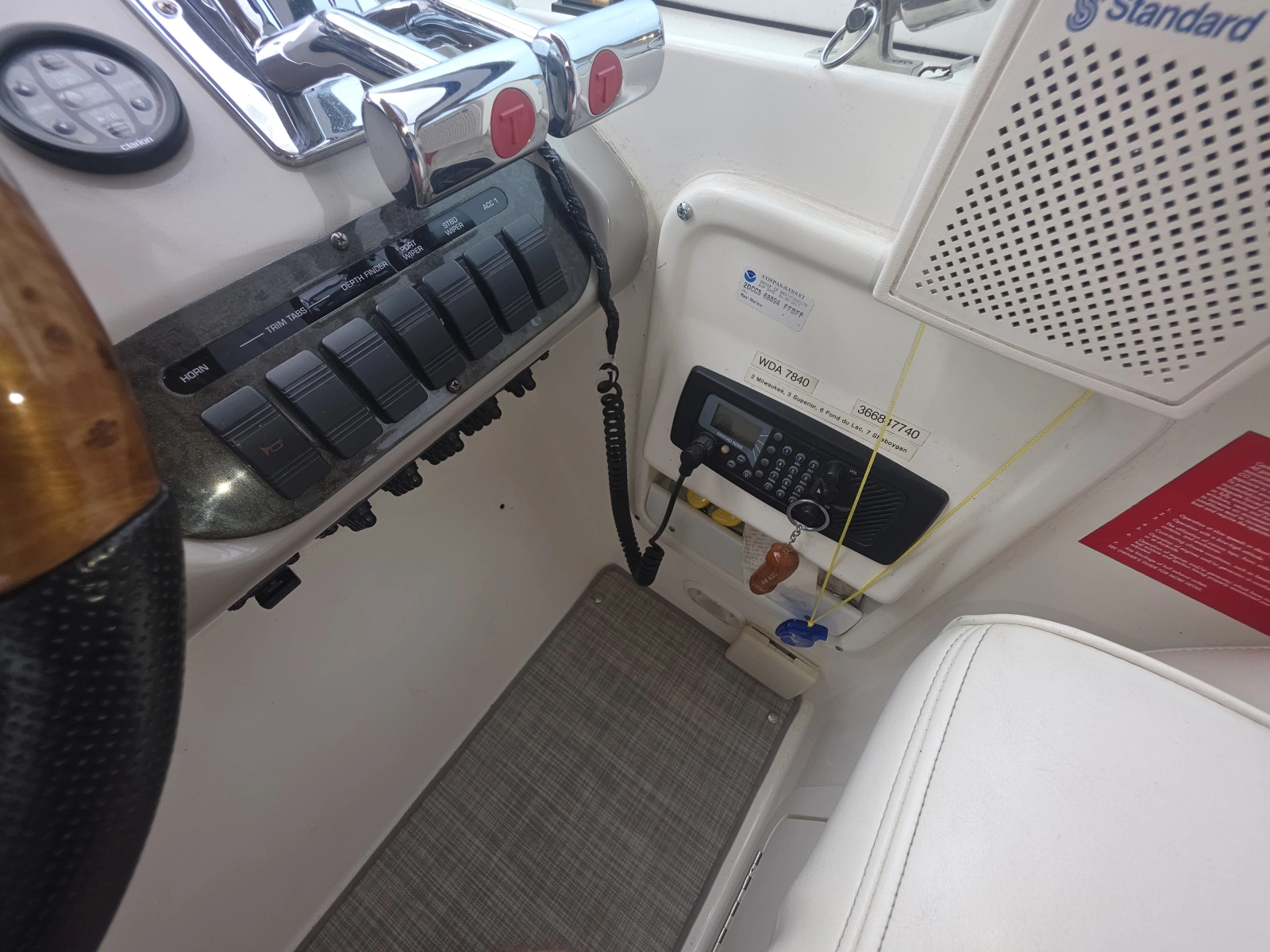 2001 Cruisers Yachts 3572
