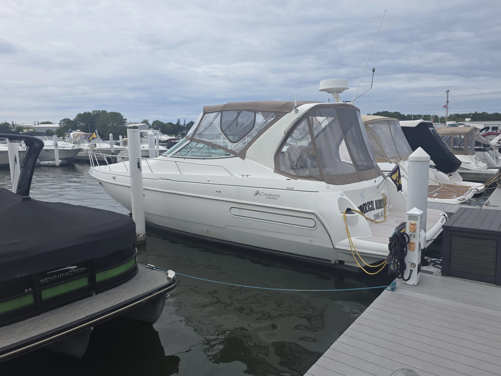 2001 Cruisers Yachts 3572