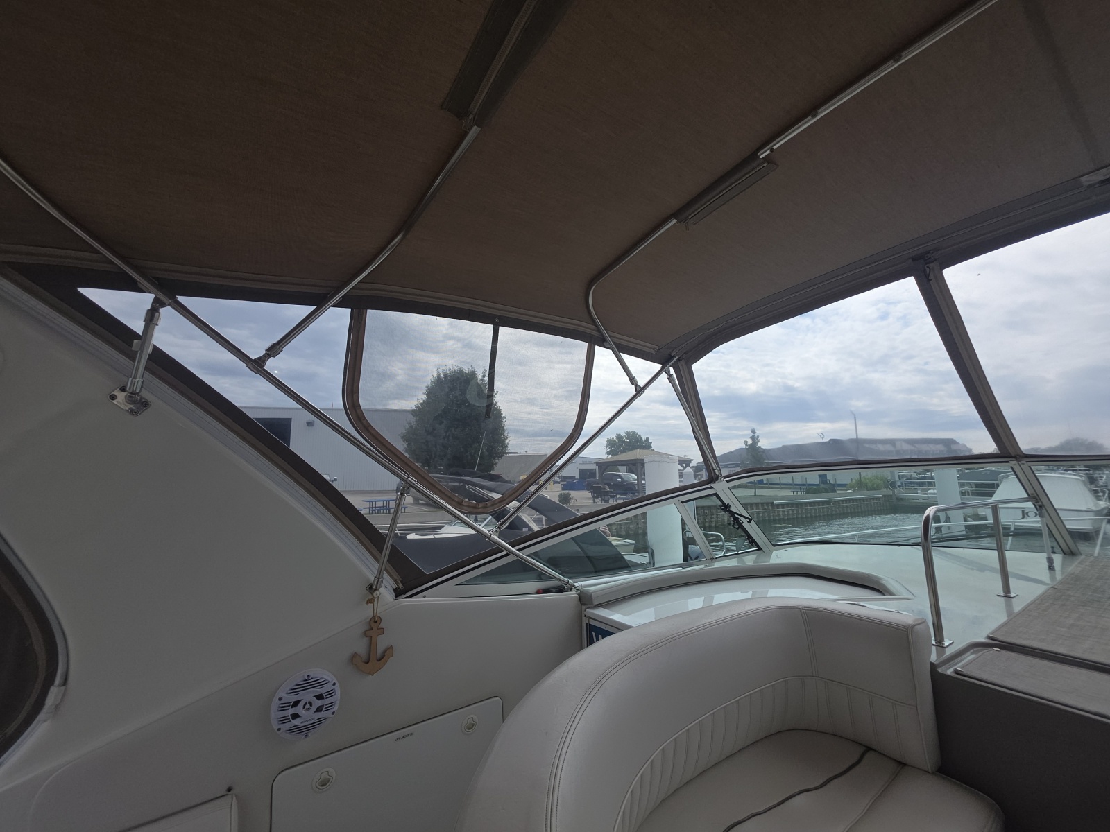 2001 Cruisers Yachts 3572