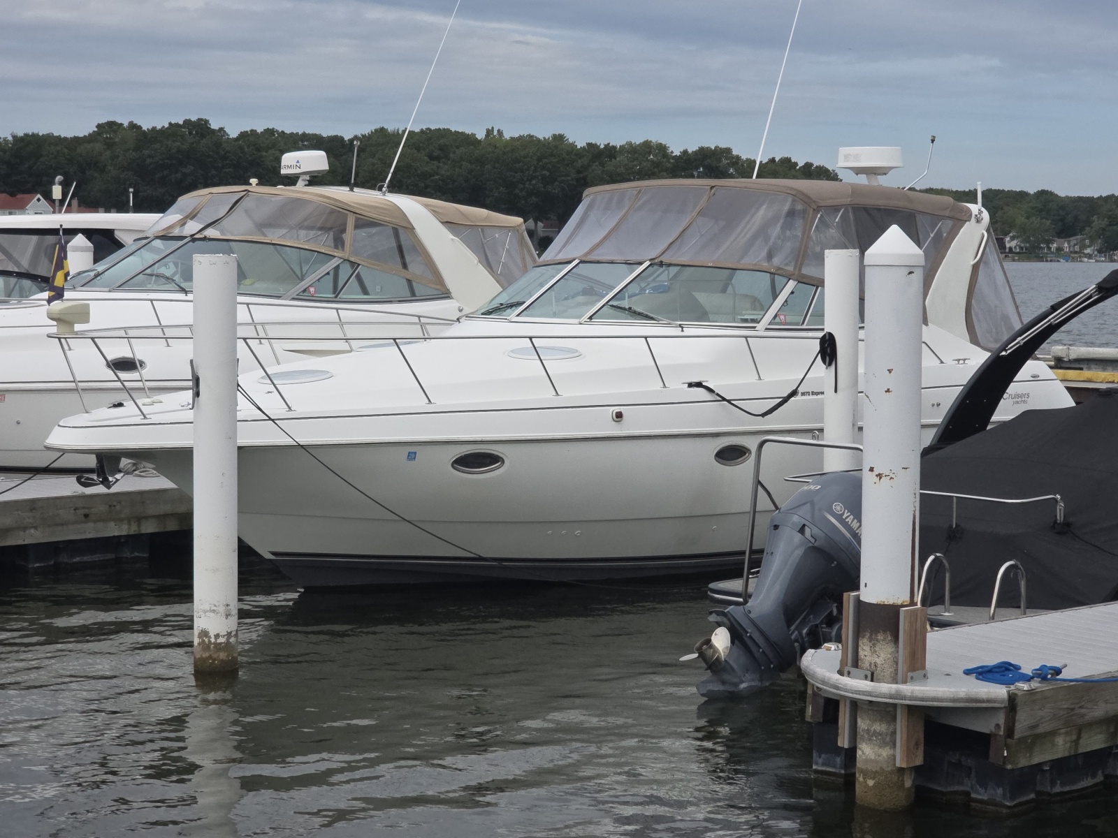 2001 Cruisers Yachts 3572