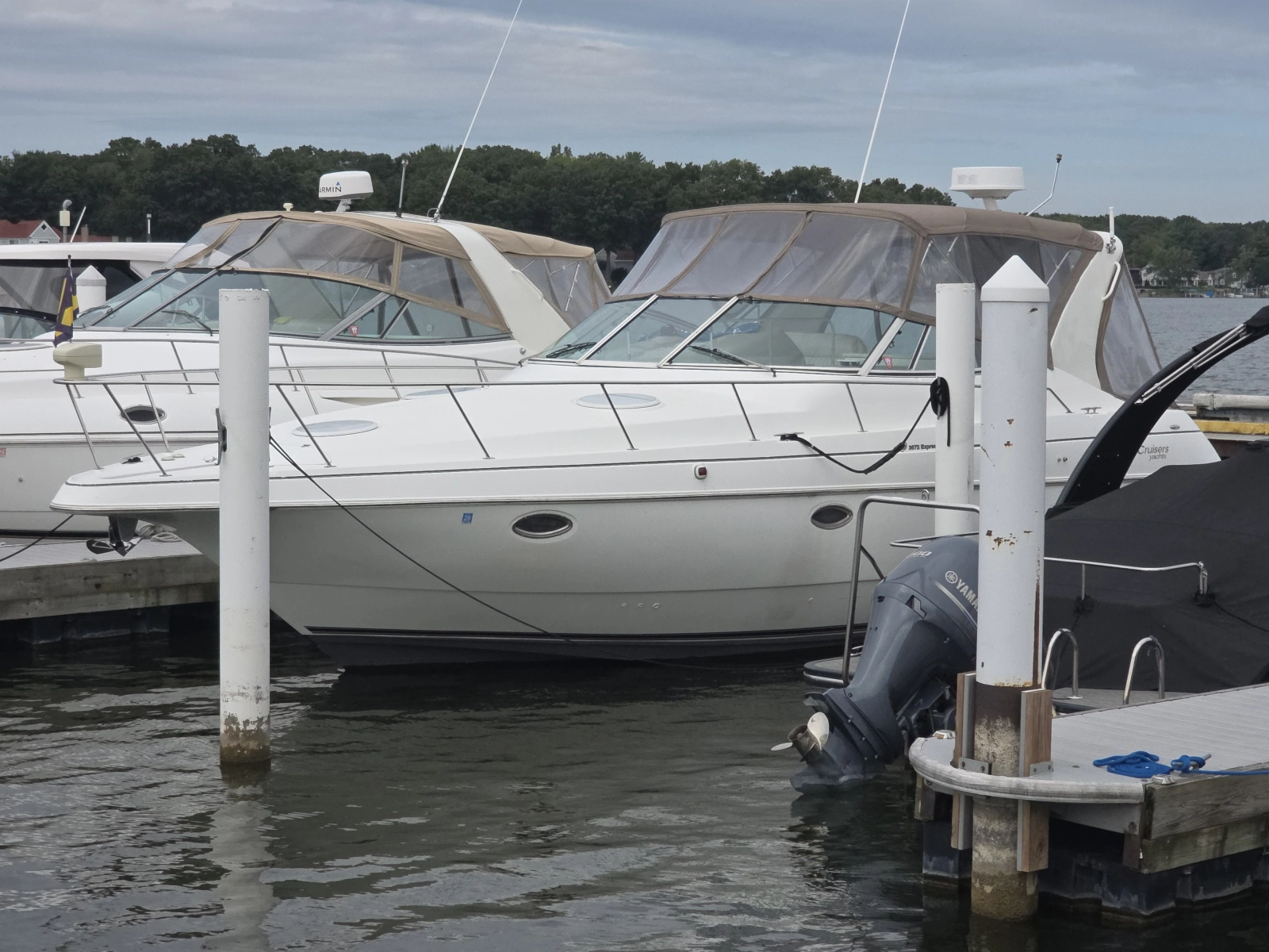2001 Cruisers Yachts 3572