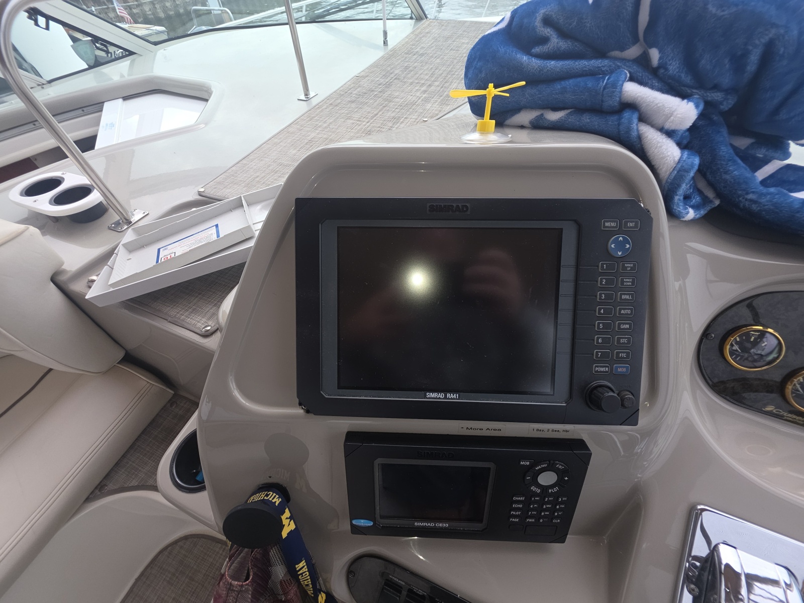2001 Cruisers Yachts 3572