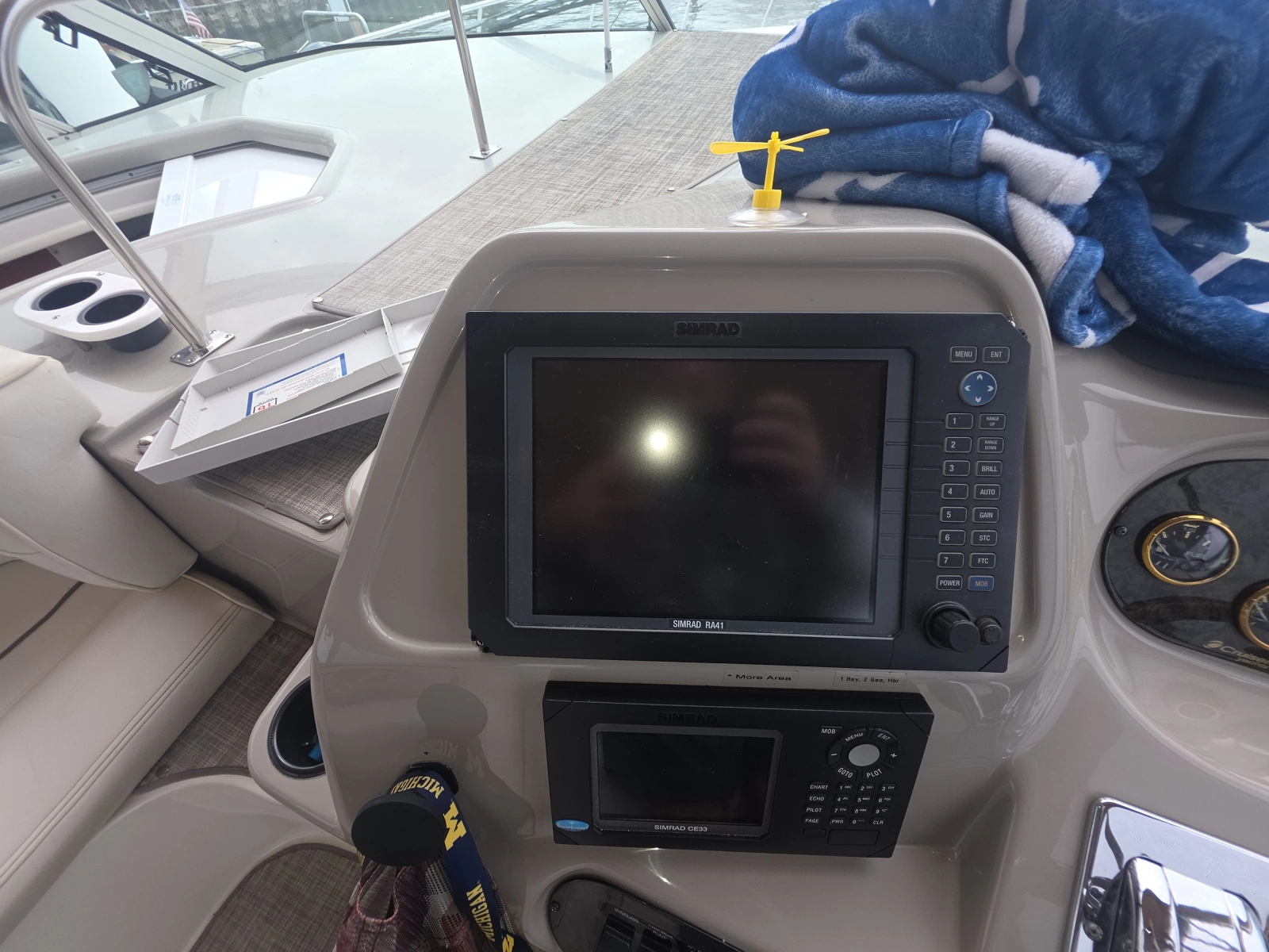 2001 Cruisers Yachts 3572