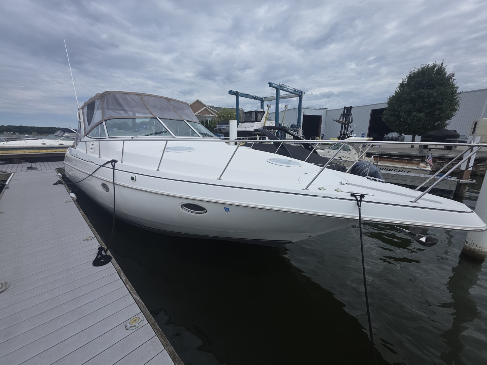 2001 Cruisers Yachts 3572