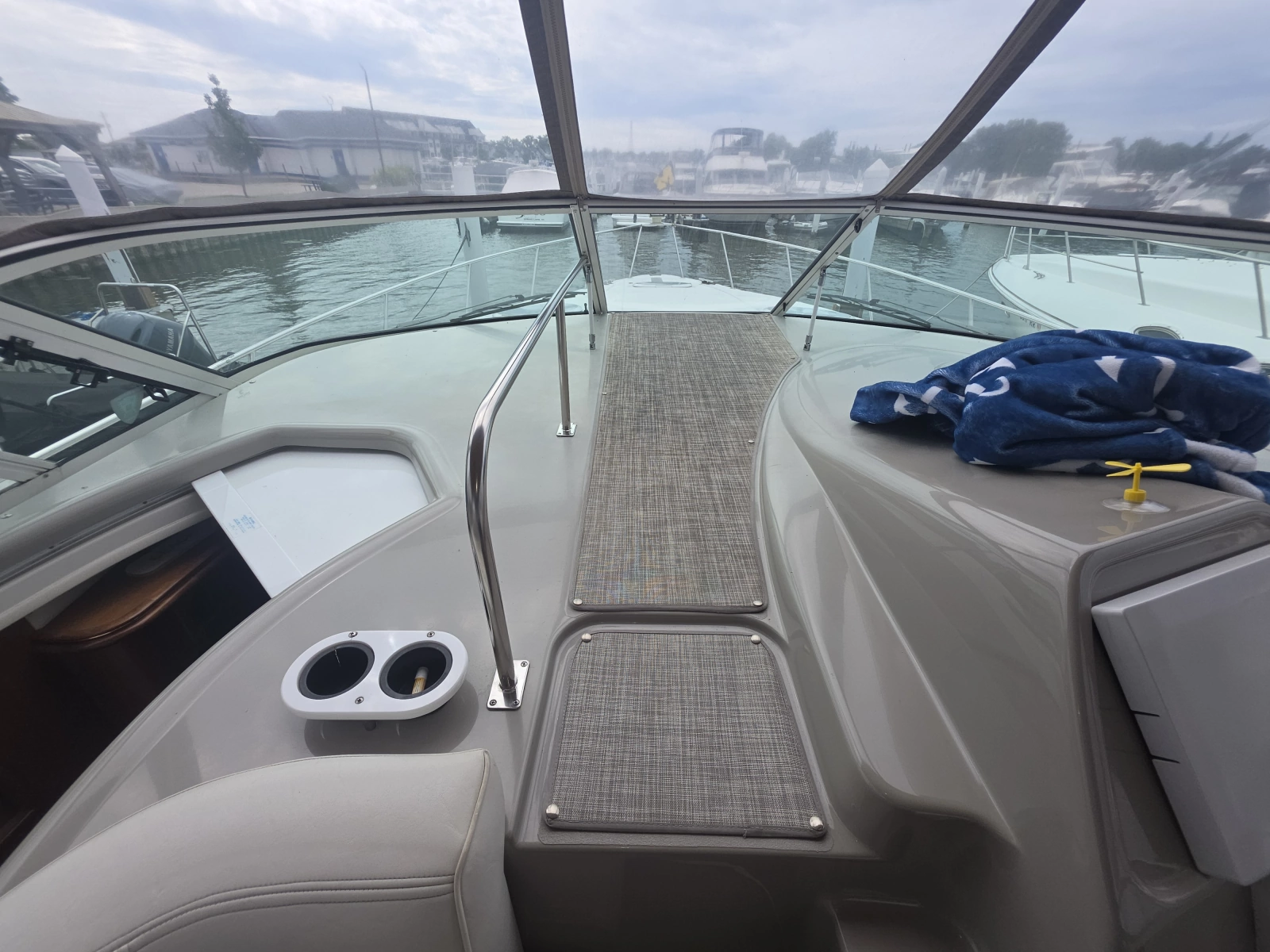 2001 Cruisers Yachts 3572