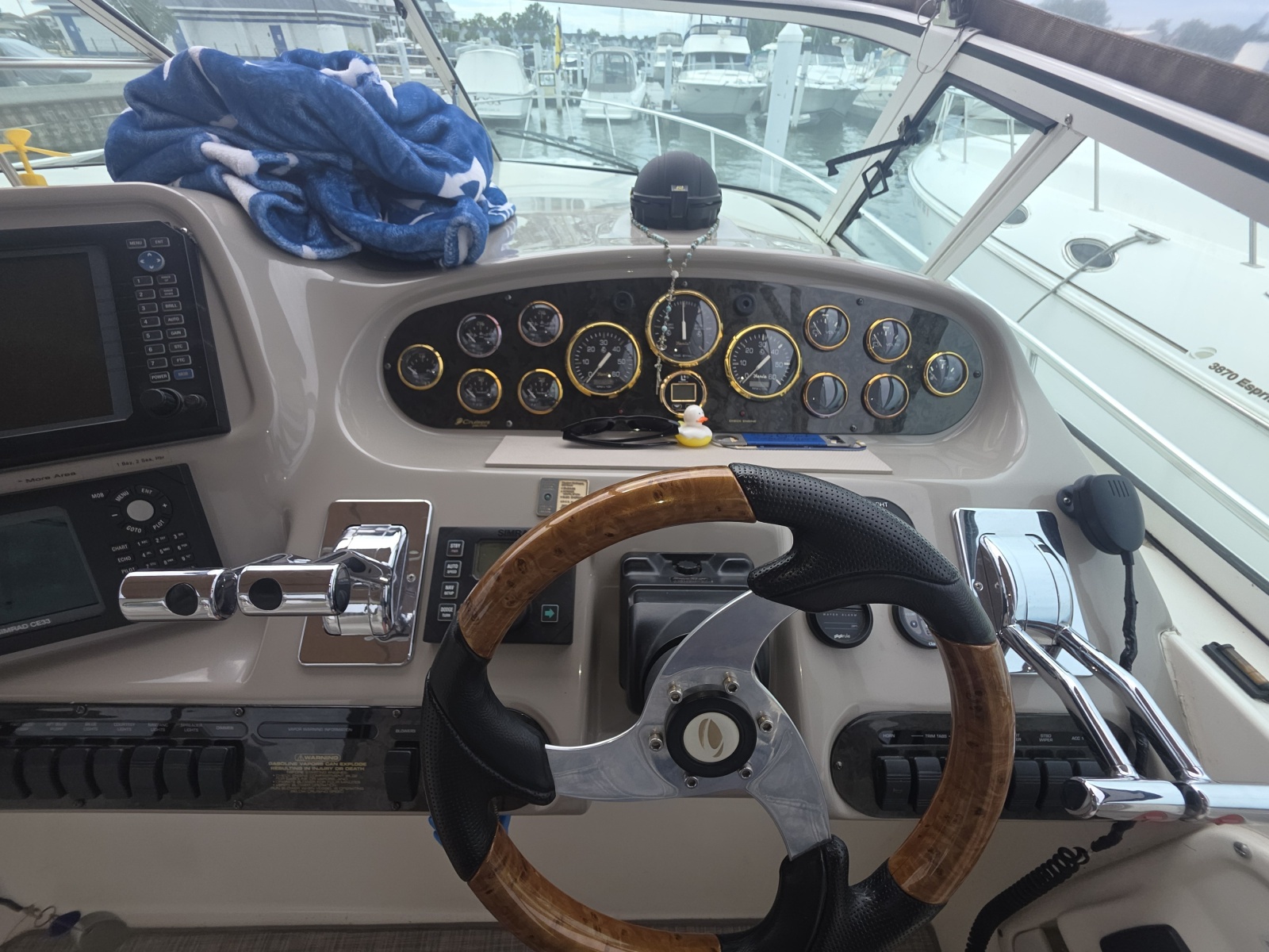 2001 Cruisers Yachts 3572