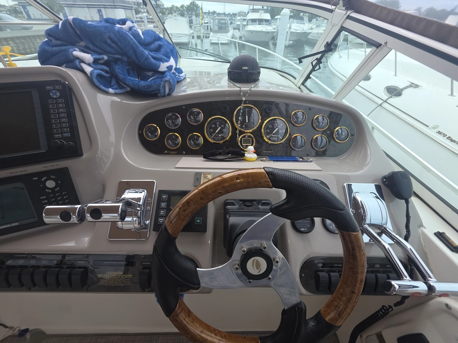 2001 Cruisers Yachts 3572